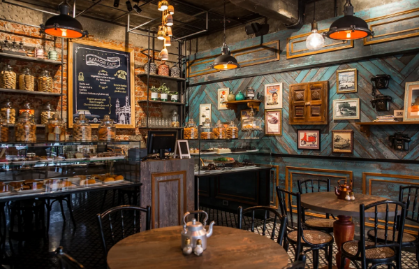 Cafe vintage dengan dekorasi klasik dan furnitur retro yang mengundang nostalgia